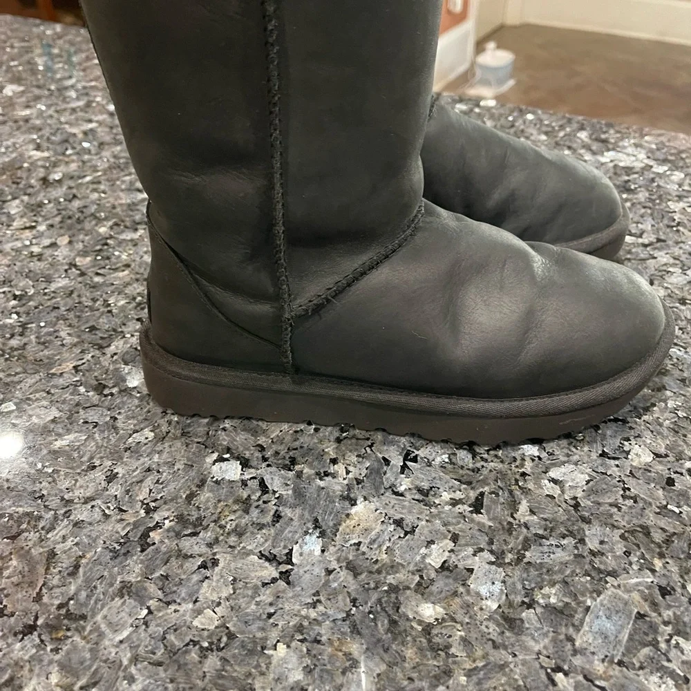 UGG Classic Short II Women’s Black Leather Boots Size 7